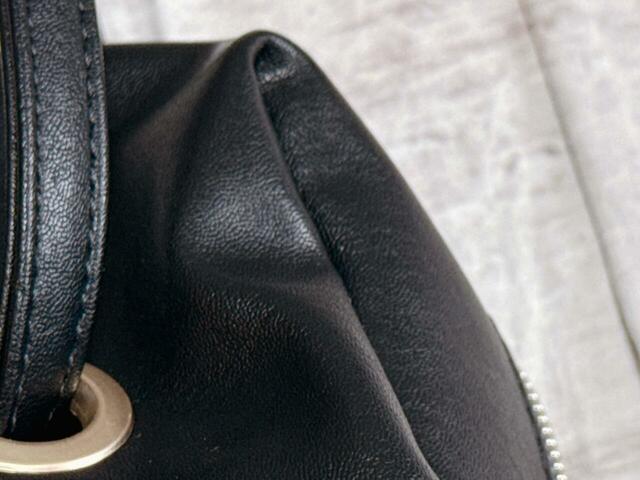 素材は合成皮革。まるでシープスキンのようなやわらかな合成皮革。高見えする質感が魅力！