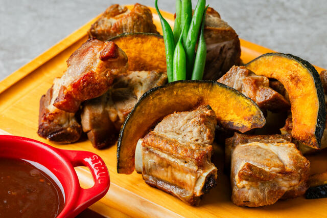 「​​​【アメリカ】ポークスペアリブのロースト BBQソース添え」＜期間：2026年7月1日～9月30日＞【酷暑を乗り切る“夏のごちそう”が「ホテルグランヴィア広島」に集結！世界各国の肉料理を楽しむ「旅するビュッフェ 世界の肉フェア」開催！】