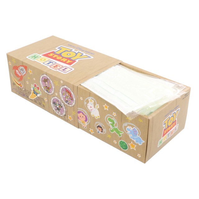 マスク 1,800円|サイズ:(マスクサイズ)約90(最大140)×約145mm、セット内容:3色×各10枚(個別包装)計30枚|販売店舗:東京ディズニーリゾート・トイ・ストーリーホテル内ディズニーショップ「ギフト・プラネット」