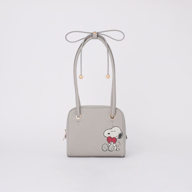 【PEANUTS×FURLA】「フルラ ポピー S ドーム」¥59,400(税込み)、W20 x H15.5 x D8cm(全3色)