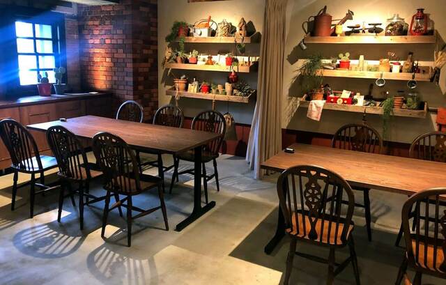 カーテンで仕切ることも可能なミッキーマウスデザインの部屋