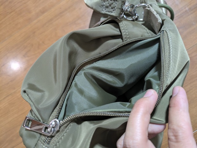 【GLOBAL WORK 撥水軽量2WAYバッグ】サイドには縦約19cmのファスナー付きポケットが。長財布や手帳もすっぽり入るサイズ感!