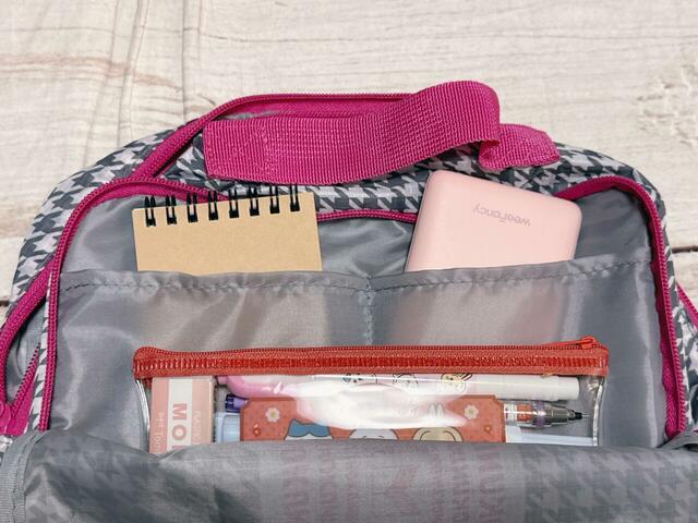 フロント収納にはペンケースやメモ帳などをIn