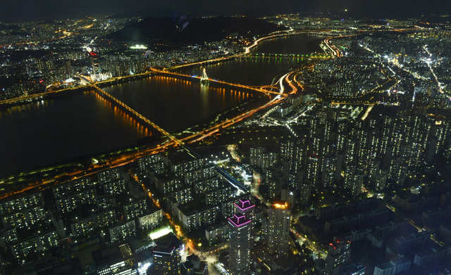 ロッテワールドタワーから北東方向を望む。右奥で緑色に光っているのが筆者の地元の千戸大橋と広津橋。展望台の入場階は117階と118階。退場階は120階と121階