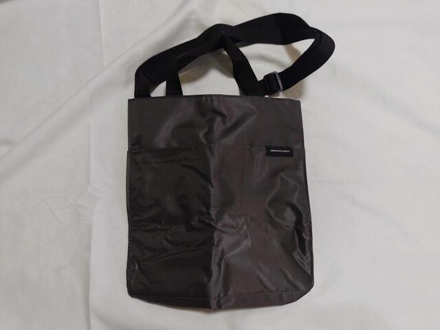 バッグのデザインは、落ち着いたブラックカラー