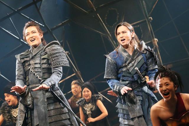 堂本光一（右）と井上芳雄(右)　ミュージカル『ナイツ・テイル ー騎士物語』ゲネプロより
