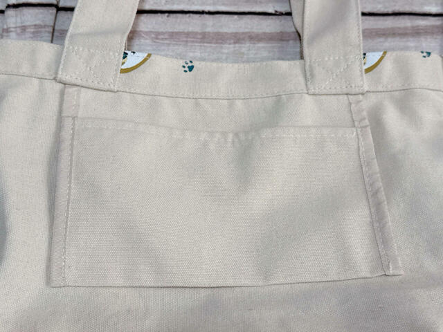 【しまむら×mofusand ミニトート】内側に吊りポケットが1つついています。フラグメントケースを入れるのにぴったりな大きさ！