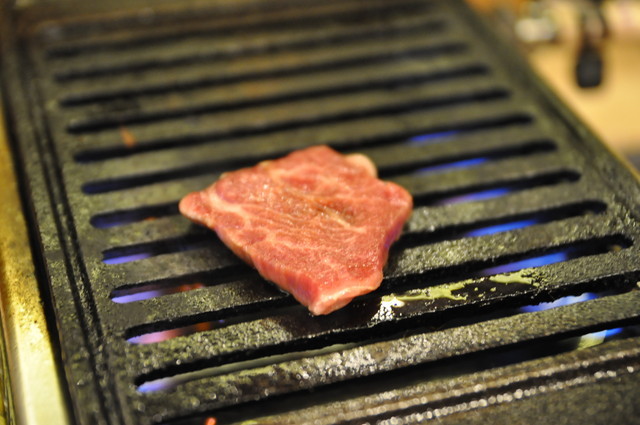 立ち食い焼肉を体験!／治郎丸　北海道産A5のカイノミ（280円）
