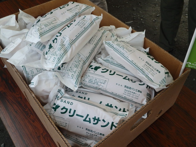 ツール・ド・東北2015／早朝スタートで空腹の出場者にクリームサンドは大人気