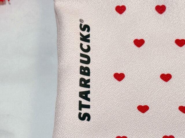 「STARBUCKS」のロゴプリント入り