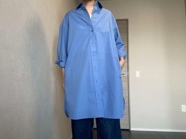 【UNIQLO オーバーサイズシャツワンピース 】ボタンを少し開けると動きの出るスタイルに。インナー+タイツ+ブーツと合わせるのも◎!