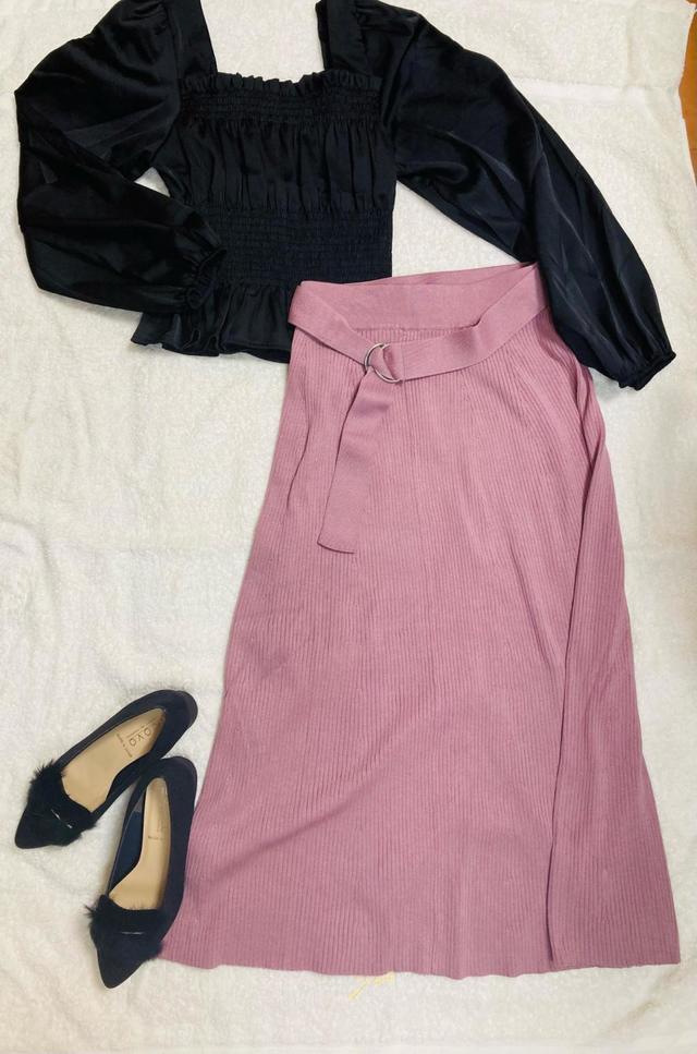 【GU　リブニットベルテッドスカートZ＋E】ピンクとブラックの組み合わせで可愛いコーデに