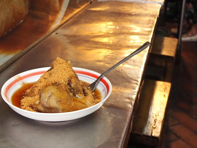 甘いピーナッツの粉とタレをかけて食べる、南部の蒸しチマキ。こちらはもち米の代わりに緑豆を使って作られた緑豆チマキ