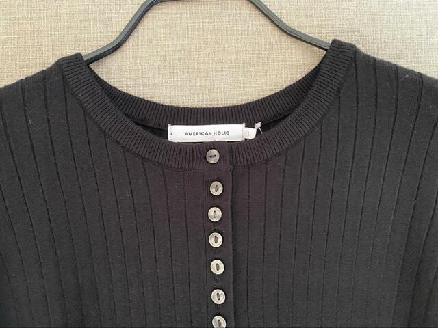 【AMERICAN HOLIC バイパチリブヘンリーニットワンピース】ボタンがアクセントのヘンリーネック。首元はちょうどいい開き具合です◎