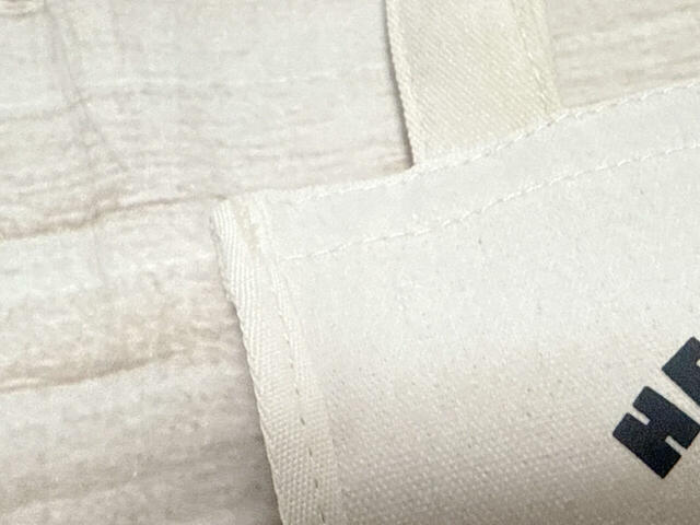 素材は綿、ポリエステル。コットンキャンバス調の生地