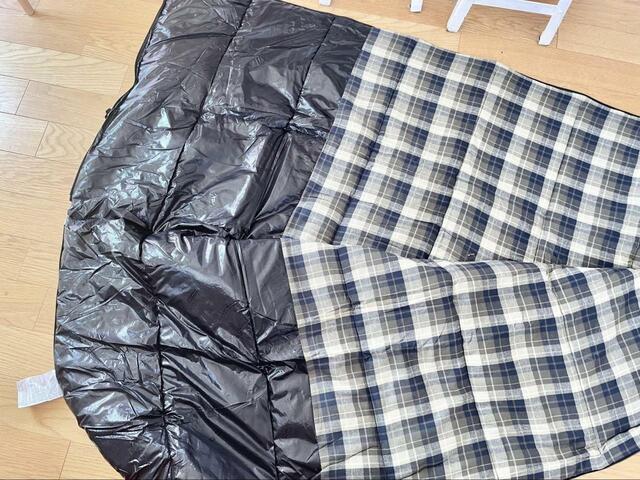 【ワークマン　TCフランネルシュラフ】足元には体温を反射して保温性を高める「ブラックアルミプリント」加工が施されている