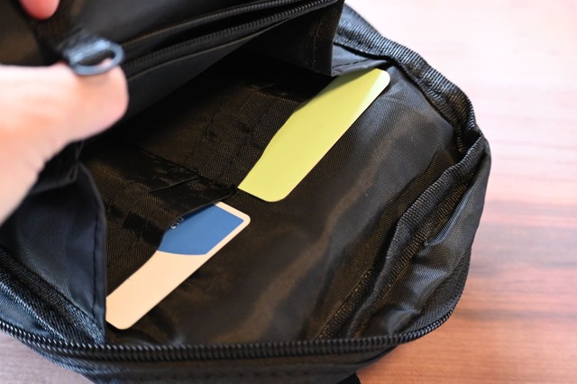 【『SNOOPY JOE COOL めっちゃ整う！オールインショルダーバッグ BOOK』（宝島社）】カードを入れられるポケットは4つついています