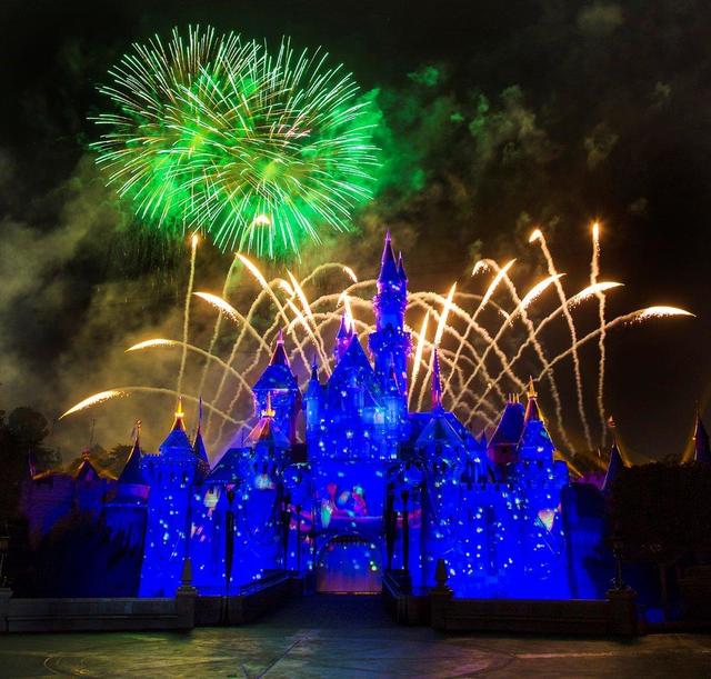 花火とプロジェクション・マッピングが融合した「ディズニーランド・フォーエバー」