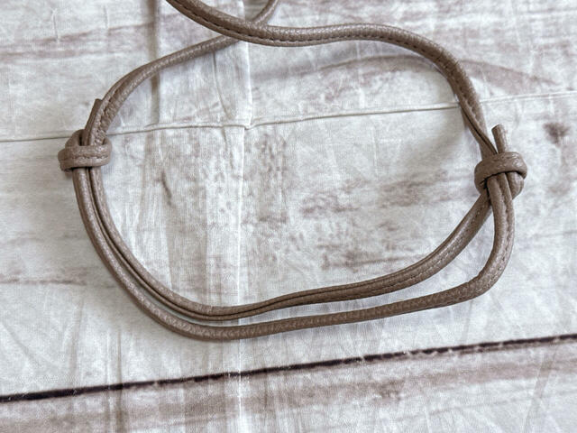 ショルダーストラップは結び目で調整する仕様