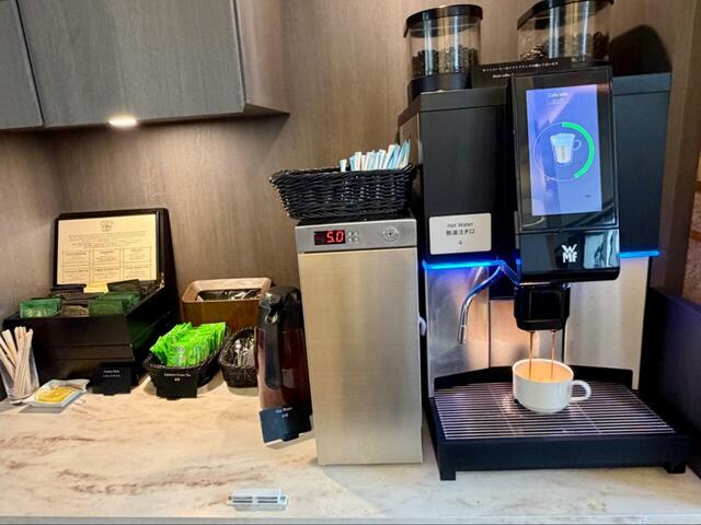 【ダイニング＆バー テンクウ】コーヒー&お茶コーナー。カフェオレやカプチーノなどのメニューもラインナップに入っており、好みの飲み物を心ゆくまで楽しむことができます