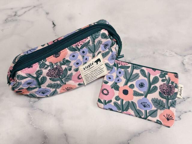 お揃いの生地を使用した、キルティングポーチとティッシュポーチのセット