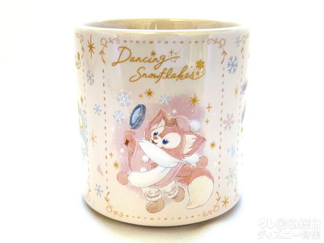 白地ではなく、ピンクベージュに近い、淡い淡いピンクの優しい色のカップ。スーベニアカップ