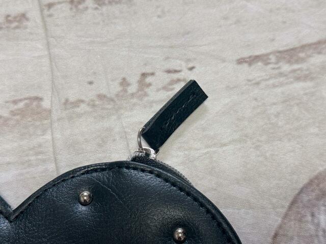 引き手にはポーチと同素材のチャーム付き