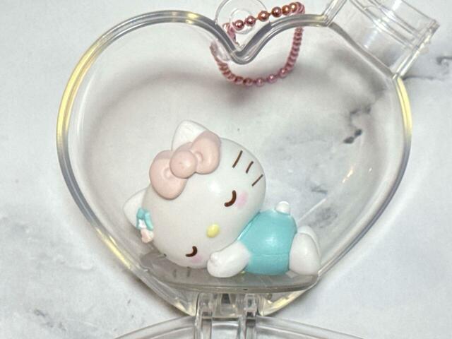 お眠りポーズのキティちゃんがかわいすぎる〜!