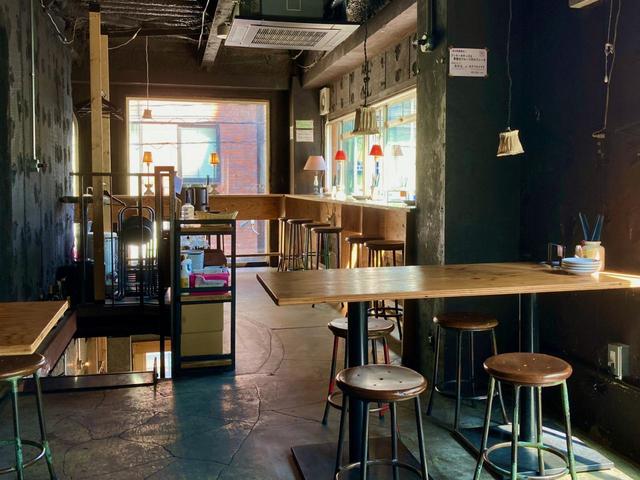 【ニショク】カウンターとテーブルがある２階。窓を多く配しているので換気も万全