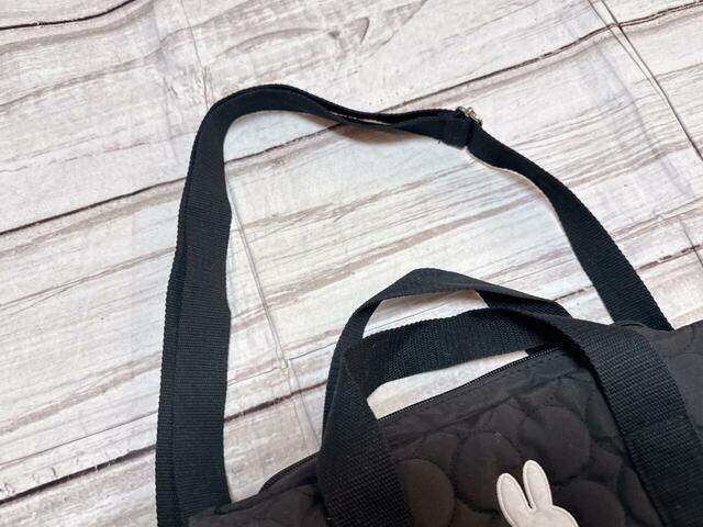 ショルダーストラップ付きで、2WAYで使えます。取り外しは不可