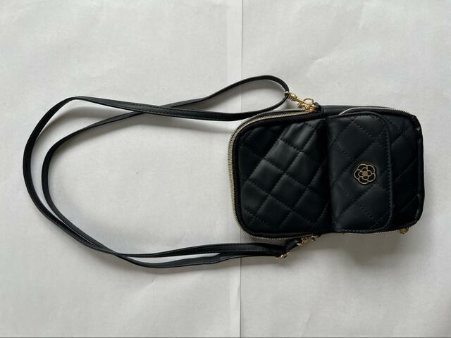 【CLATHAS（クレイサス）お財布機能付きスマホポーチ】ショルダーをぎりぎりまで短めにした状態