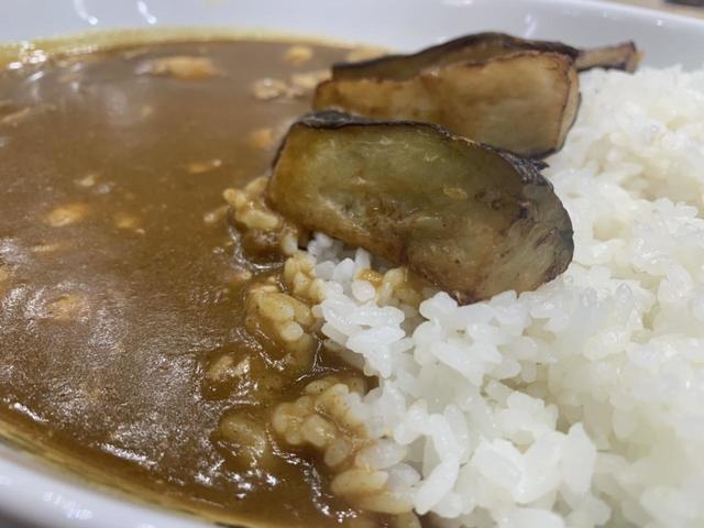 チキンにこみカレー（トッピング なす）