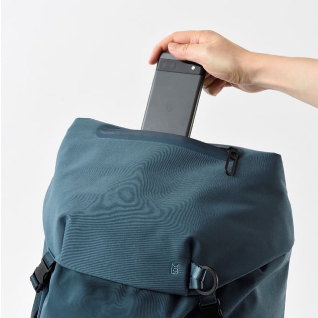 スマホなどを入れておく外ポケット