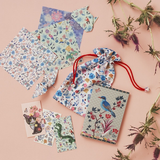 折り紙セット ¥1,100、御朱印帳巾着 ¥2,200、御朱印帳 ¥3,300、ポチ袋(3枚入り)　各¥660