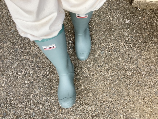 【ワークマン サファリライトレインシューズ】少し緑がかったカーキグレーのような感じで深みや上品さがあります