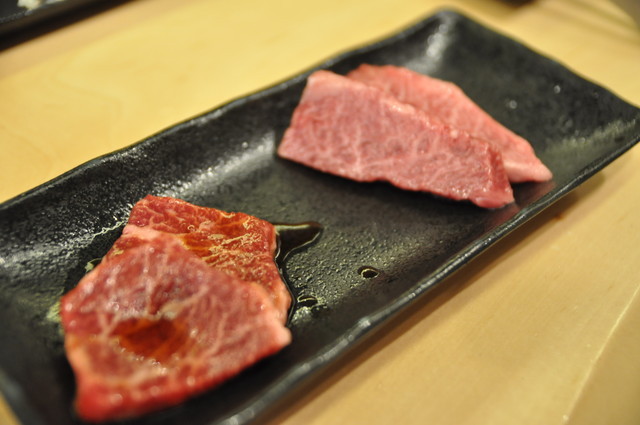 立ち食い焼肉を体験!／治郎丸　北海道産A5のカイノミ（280円）と国産和牛A4のヒレミミ（300円）