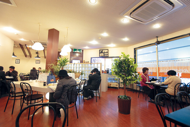コロンブス（和歌山／林間田園都市）　内観　学生から近所のマダムまで客層は幅広い