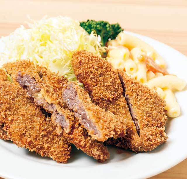 そよいち（人形町） 牛ビーフカツ（ご飯・豚汁付き） 1800円 揚げ時間は数十秒。衣はカラッと揚げられ、肉はミディアムレアが保たれている。