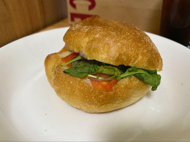 【カフェ・ベローチェ モーニングB  カイザーサンド　サラダチキン～すりおろし野菜ソース～】フレッシュな野菜がたっぷり入っています。