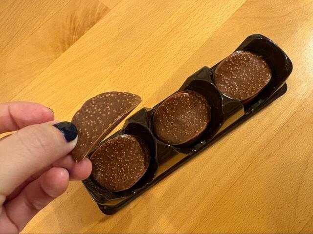 【コストコ ハムレット チョコクリスピー】箱ごと分けて使えるので、少しずつ楽しみたい人にも便利♪子どもから大人まで一枚ずつ取って食べやすく、家族みんなで楽しめる一品です！