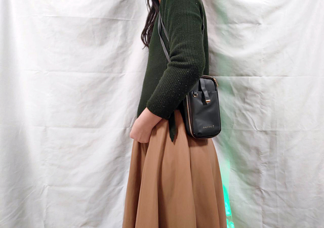 【ROPE' PICNIC（ロペピクニック）スマホショルダーバッグ】落ち着いたカラーなので、女性らしいファッションにも