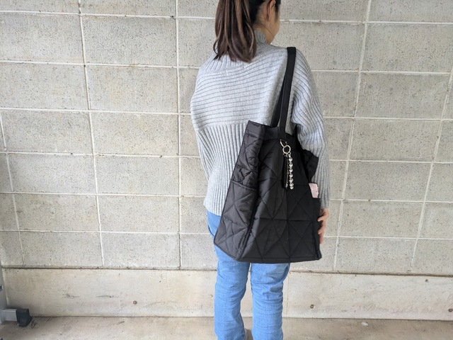 【GLOBAL WORK 推しごとキルティングトート】肩にかけやすく、荷物が多くてもラクに持ち運べます♪