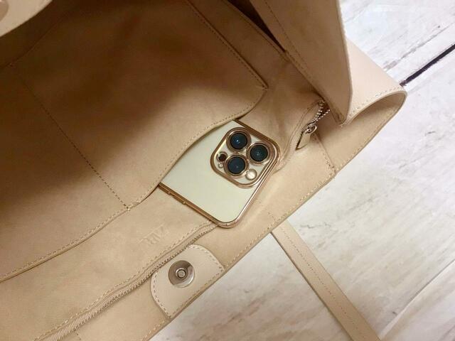 ポケットにはスマホなどが入るサイズ感