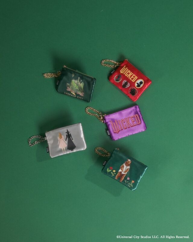 【Green Parks】映画『ウィキッド 永遠の約束』の公開記念コレクション|アートポーチチャーム|¥2,750|2026年3月6日(金)より全国のGreen Parks店舗およびECサイト「STRIPE CLUB」にて発売