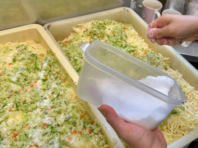 【青木屋】つぶしたジャガイモに炒めたキャベツとニンジンを混ぜたものに塩コショウをし、カレー粉も加えます