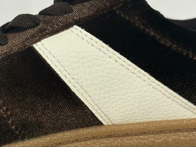 【GU ベロアスニーカー】両サイドに幅広の白ラインが1本入っています。スポーティーな雰囲気もありつつ、ベロア素材なので大人かわいい印象も◎