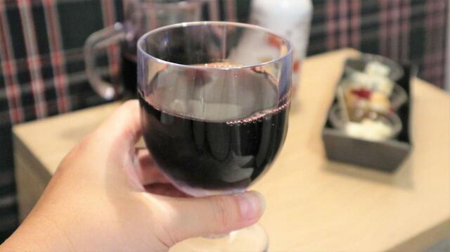 【プラキラ グラス・デカンタ250mlセット】持った重さはガラス製グラスとほぼ同じ