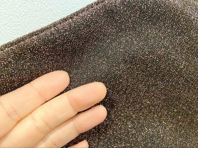 【ナノ・ユニバース ラメ巾着ショルダーバッグ】ラメは生地そのものに織り込まれています。生地を強めに擦ってみても、ラメは一粒も手に付きませんでした！