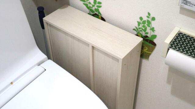 【ニトリ トイレ収納・フィーノ2】棚を逆向きにすれば、中に入れたものが見えずすっきりした空間に!