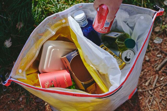 45Lのゴミ袋を2枚セットできるので分別もラクラク【hinata「アウトドアトラッシュバッグ」】